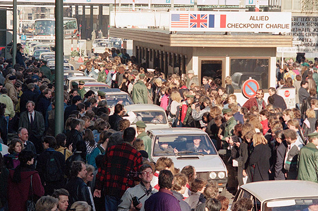 © AP/Thomas Kienzle Menschen aus West-Berlin empfangen Menschen aus dem Osten am Checkpoint Charlie