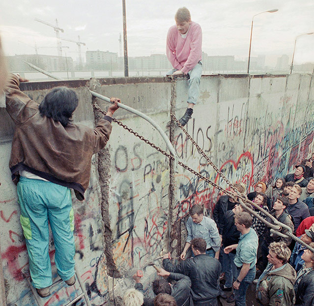 © AP/Lionel Cironneau
Demonstranten versuchen die Berliner Mauer zu demontieren