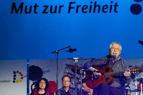 © Reuters/Michael Dalde Wolf Biermann auf der Bühne vor dem Brandenburger Tor