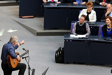 © APA/EPA/Wolfgang Kumm Wolf Biermann vor dem deutschen Bundestag