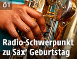 Hand auf einem Saxophon