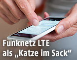 Hände und ein Smartphone