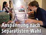 Wahlhelfer entleeren eine Box mit Stimmzetteln