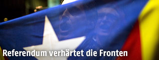 Demonstranten hinter einer Estelada