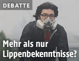 Chinesischer Radfahrer mit Schutzmaske