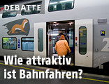 Person steigt in ÖBB-Zug ein