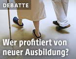 Füße einer Patientin und eines Pflegers
