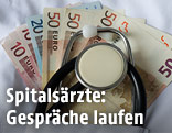 Banknoten in  Brusttasche eines Arztkittels