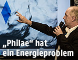 Stephan Ulamec (DLR) zeigt Lage der Raumsonde "Philae" auf einem Plan