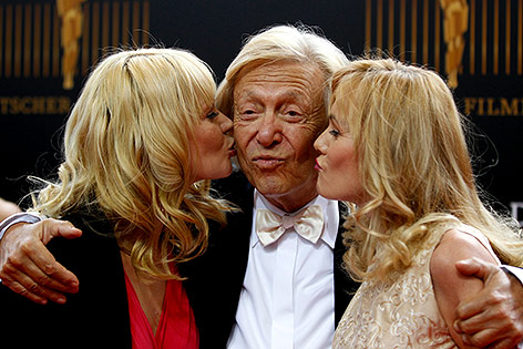 Rolf Eden mit zwei Frauen