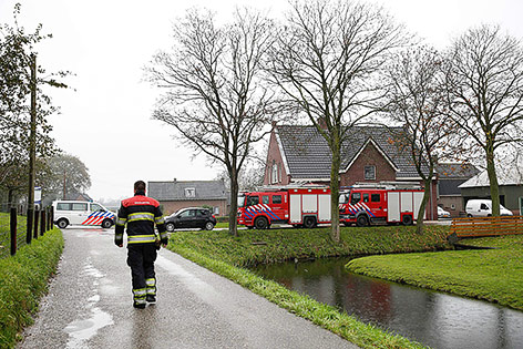 © APA/EPA/Bas Czerwinski Einsatzkräfte vor der betroffenen Geflügelfarm in Hekendorp