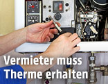 Eine Gastherme wird gewartet