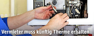 Eine Gastherme wird gewartet