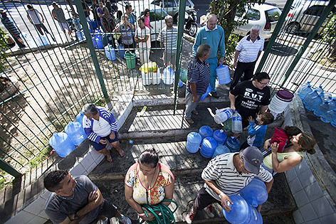 © APA/EPA/Sebastiao Moreira Menschen stehen für Trinkwasser Schlange
