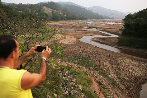 © Reuters/Nacho Doce Mann fotografiert austrockenden Fluss