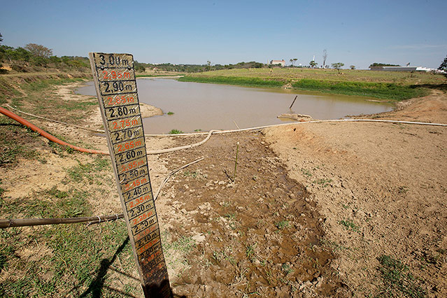 © APA/AP/Andre Penner Wasserstandsanzeige im Trockenen