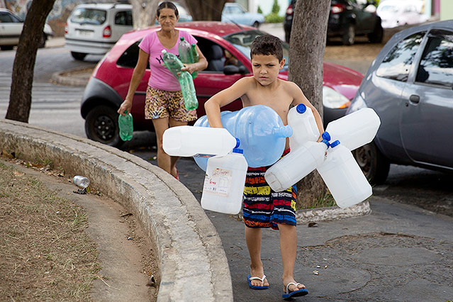 © APA/AP/Andre Penner Junge mit leeren Wasserbehältern