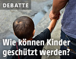 Vater h&auml;lt sein Kind an der Hand