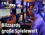 Besucher der Gamescom vor Bildschirmen