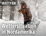 Frau beim Schneeschaufeln