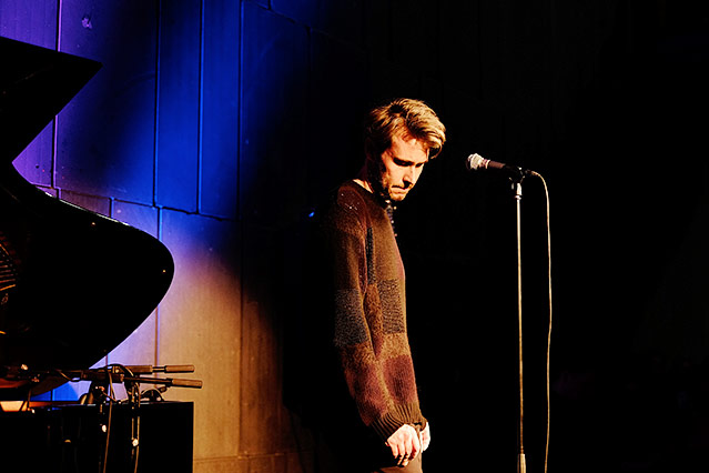 © ORF.at Dirk von Lowtzow beim Konzert