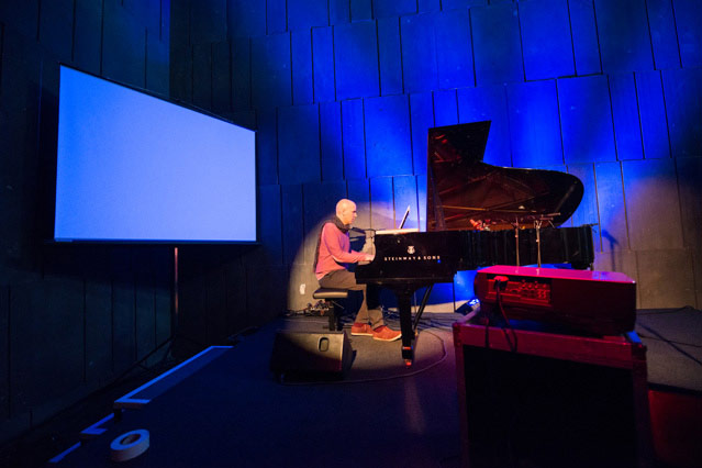 © ORF.at/Zita Köver Thies Mynther spielt Piano