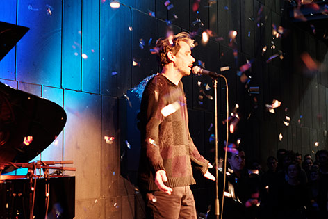 © ORF.at Dirk von Lowtzow beim Konzert