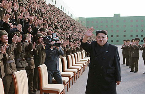 © Reuters/KCNA Nordkoreas Machthaber Kim Jong Un hält eine Parade ab