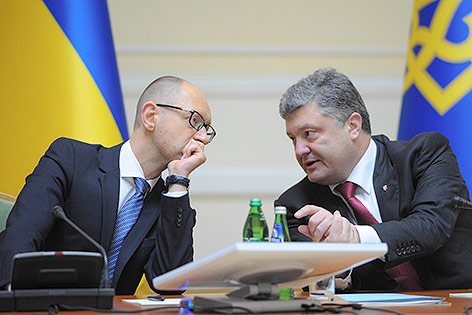 © AP/Andrew Kravchenko Ukrainischer Präsident Petro Poroshenko undukrainischer Ministerpräsident Arseniy Yatsenyuk