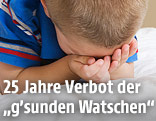 Bub h&auml;lt die H&auml;nde vor das Gesicht