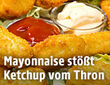 Ketchup und Mayonnaise inmitten von Nuggets