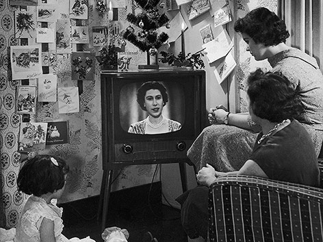© AP/Sidney Smart Eine Familie schaut Queen Elizabeth II. bei ihrer jährlichen Weihnachtsrede zu.