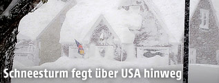 Ein vom Schneesturm komplett eingeschneites Haus in Buffalo