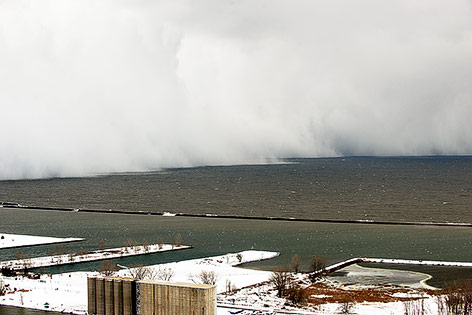 © Reuters/Gary Wiepert Eine Schneewand über dem Erie-See in Buffalo