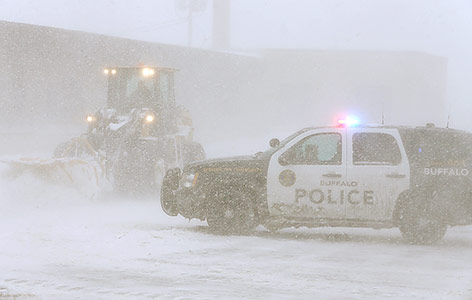 © APA/AP/The Buffalo News, Derek Gee Ein Polizeiauto und ein Schneepflug im dichten Schneetreiben in Buffalo