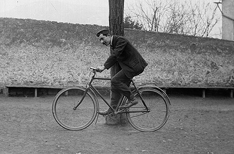 © picturedesk.com/Roger Viollet Fahrradfahrer um 1900