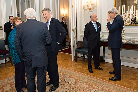 © Reuters/Joe Klamar Catherine Ashton spricht mit den Außenministern Frank-Walter Steinmeier und Philip Hammond, John Kerry spricht mit Laurent Fabius