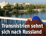 Eine &auml;ltere Frau betrachtet Tiraspol, Transnistrien, von einer Fu&szlig;g&auml;ngerbr&uuml;cke aus
