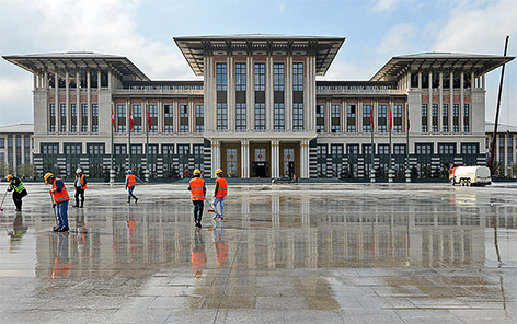 © APA/EPA Arbeiter vor dem neuen Präsidentenpalast in Ankara