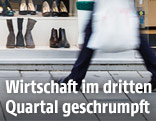 Fu&szlig;g&auml;nger mit Einkaufssackerln passiert ein Schaufenster