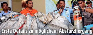 Indonesische Militärs mit Flugzeugteilen