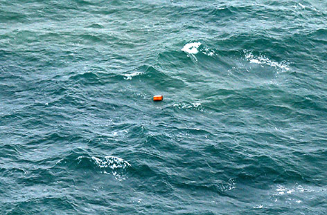 © APA/EPA/Kenarel Mögliches Wrackteil schwimmt im Wasser