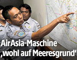 Ein Mitarbeiter des indonesischen Transportministeriums deutet auf eine Landkarte