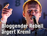 Kreml-Gegner Alexej Nawalny spricht in Mikrofon