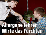 Kellner und Gast mit Speisekarte