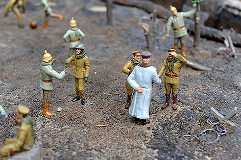 © Reuters/Eric Vidal Miniatur-Soldaten stellen "Weihnachtsfrieden 1914" nach