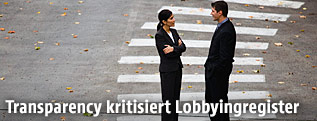 Ein Mann und eine Frau sprechen miteinander