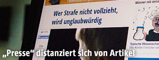 Bildschirm zeigt Presse-Artikel