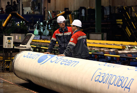 Arbeiter stellen Gaspipelinerohre her