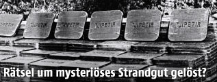 Historische Schwarz-Weiß-Aufnahme von gestapelten Tjipetir-Gummiplatten